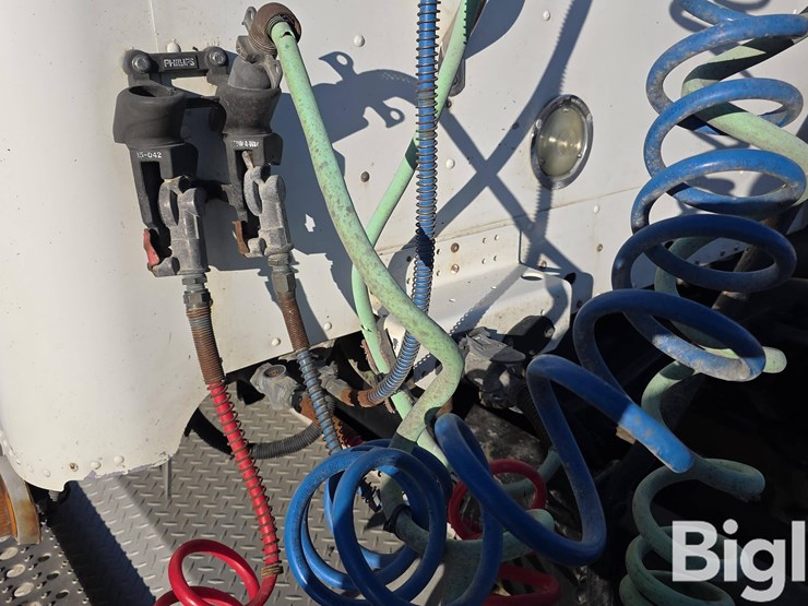 2009-freightliner-columbia-120-image-14