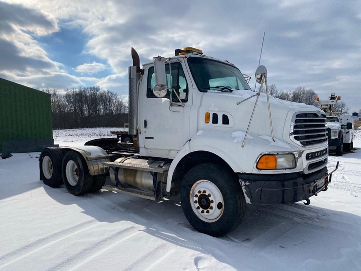 2005-sterling-at-9000-semi-tractor-image-2