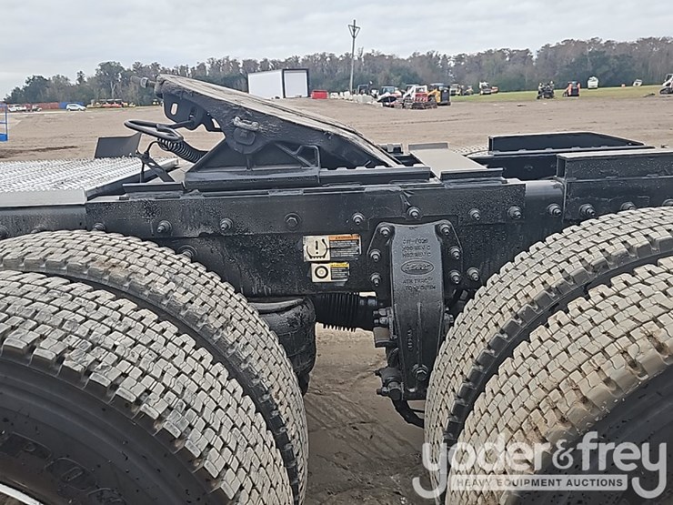 2020-peterbilt-567-image-17