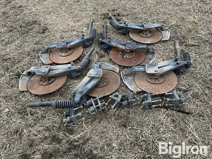 yetter-single-disc-fertilizer-openers-w/mounting-brackets-image-2