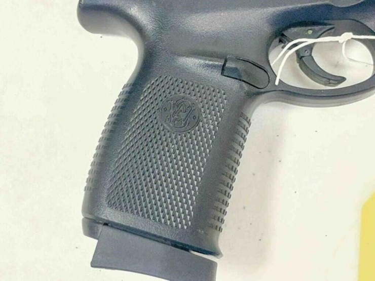 smith-&-wesson-pistol-image-4