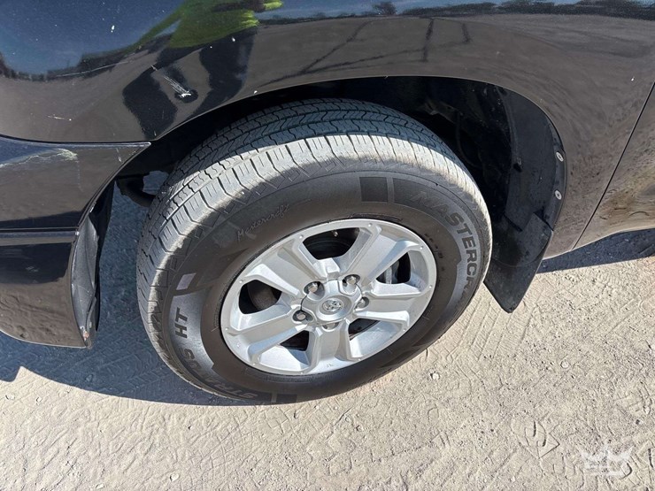 2012-toyota-tundra-sr5-image-10