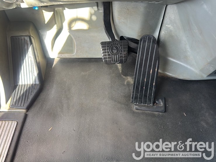 2021-kenworth-t880-image-35