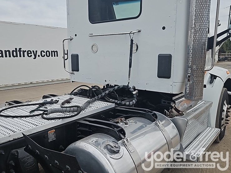 2020-peterbilt-567-image-10