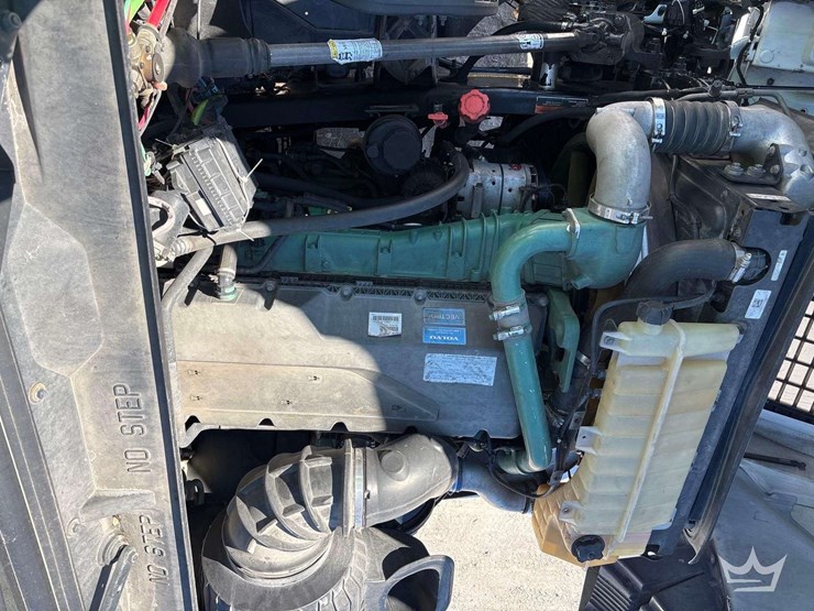 2016-volvo-vnl-t/a-sleeper-cab-truck-tractor-image-17