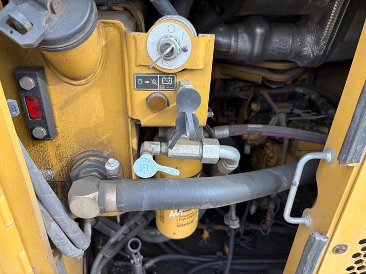 2016-caterpillar-cb64b-image-22