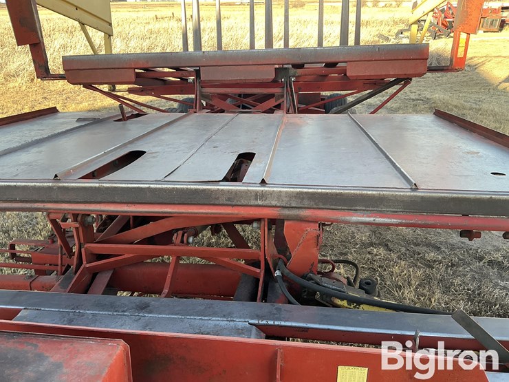 new-holland-1037-image-12