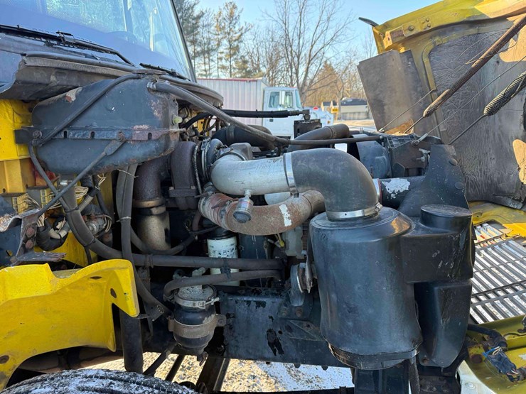 1984-freightliner-fl70-image-37