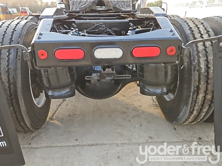 2020-peterbilt-567-image-17