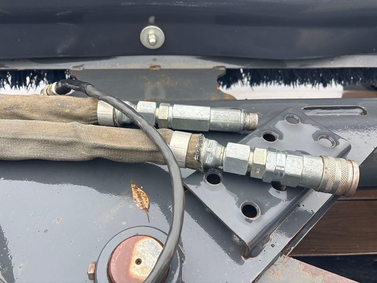 2011-bobcat-broom-image-7