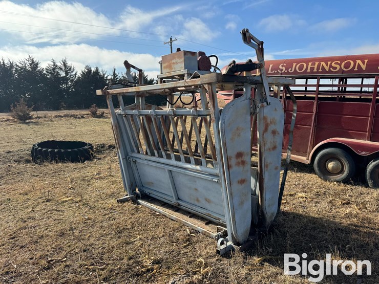 bowman-hydraulic-squeeze-chute-image-7