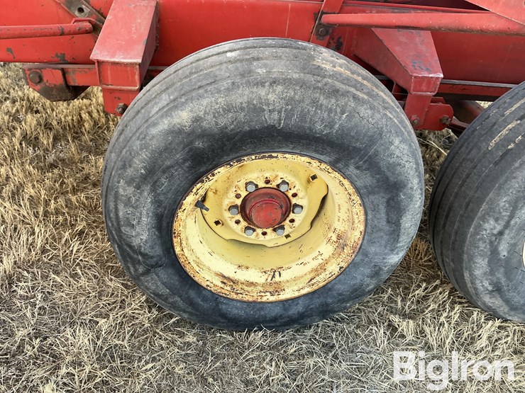 new-holland-1037-image-17