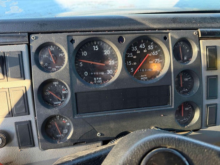 1984-freightliner-fl70-image-48