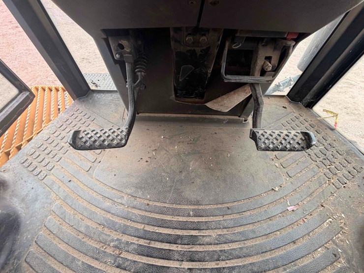 2005-challenger-55-track-tractor-image-21