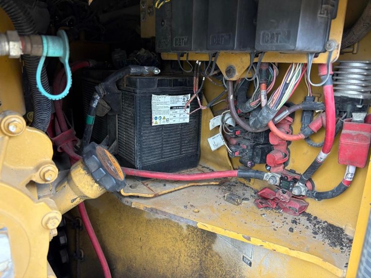 2016-caterpillar-cb64b-image-25