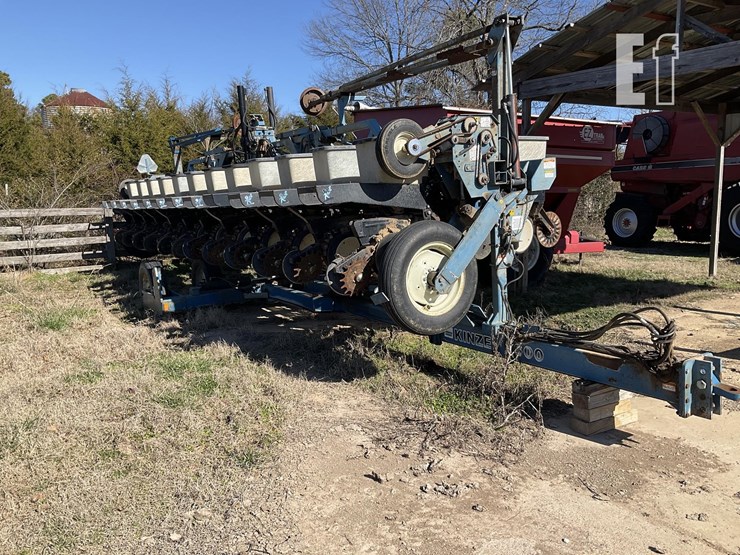 1996-kinze-2600-image-1