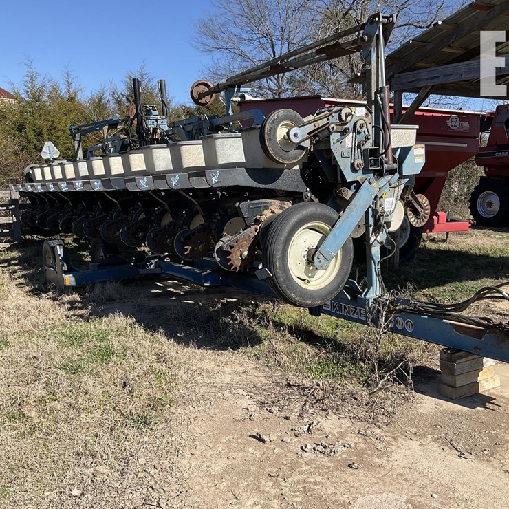1996 KINZE 2600