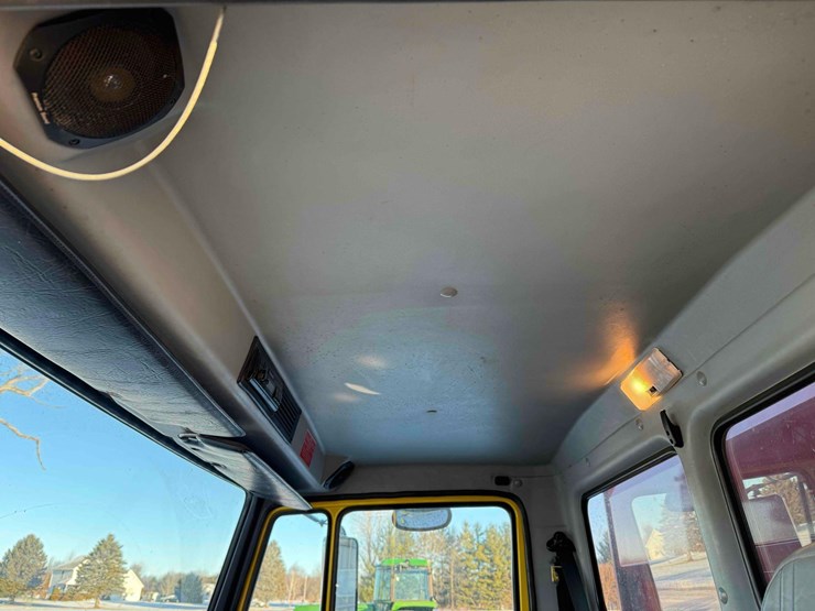 1984-freightliner-fl70-image-45