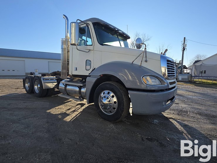 2009-freightliner-columbia-120-image-3