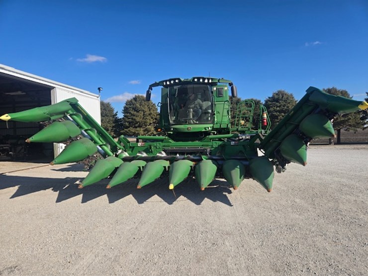 2021-john-deere-c12f-image-10