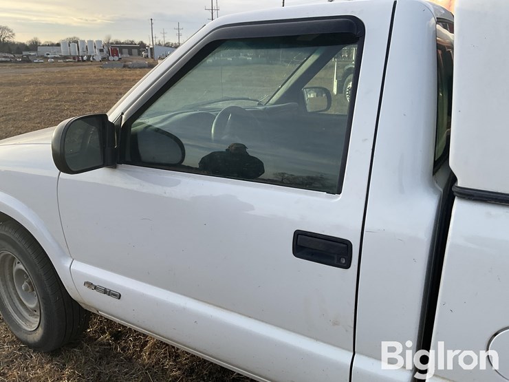 2002-chevrolet-s10-image-16