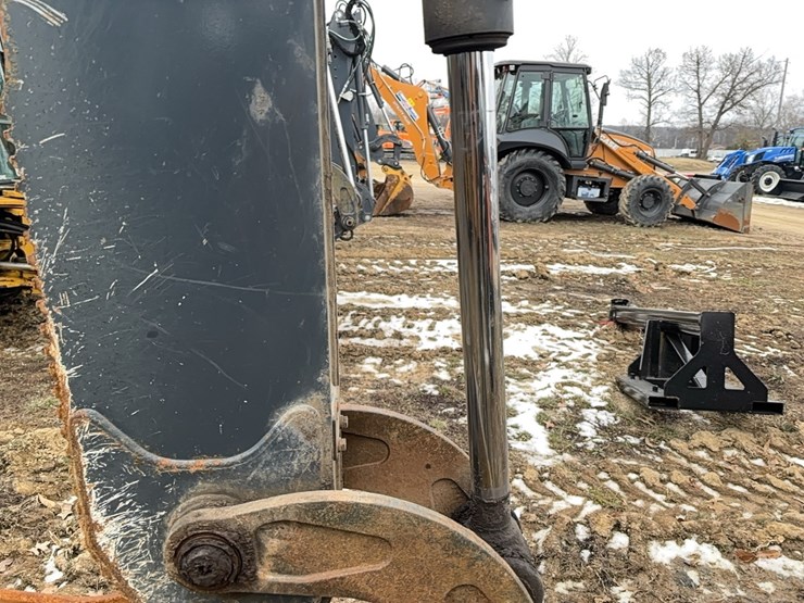 2022-john-deere-310-image-27