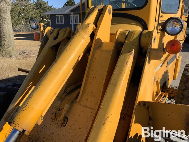 1980-deere-444-image-11