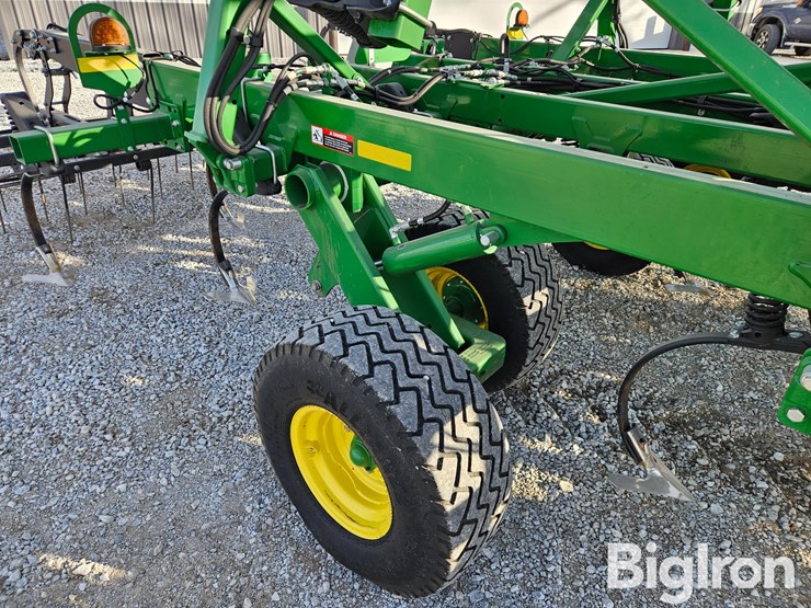 2022-john-deere-2330-image-19