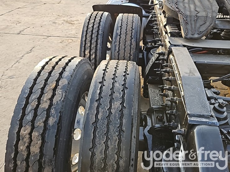 2020-peterbilt-567-image-21