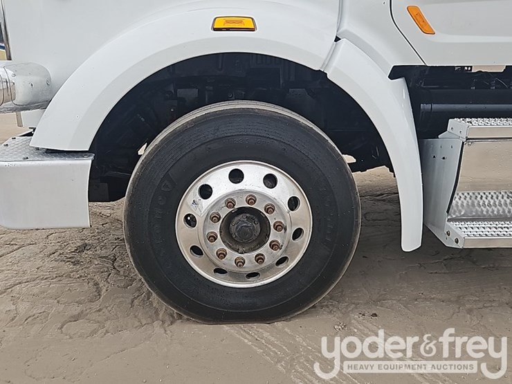 2020-peterbilt-567-image-13