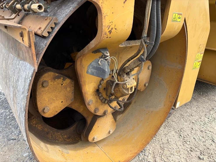 2016-caterpillar-cb64b-image-12