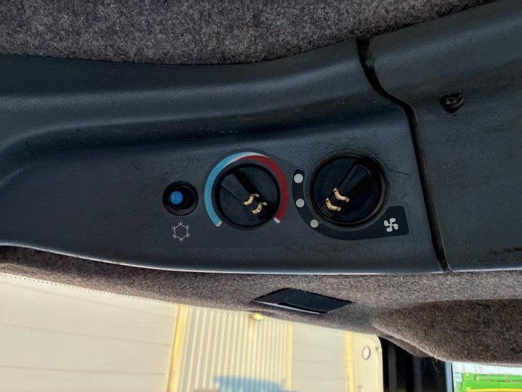 new-holland-8870-image-65