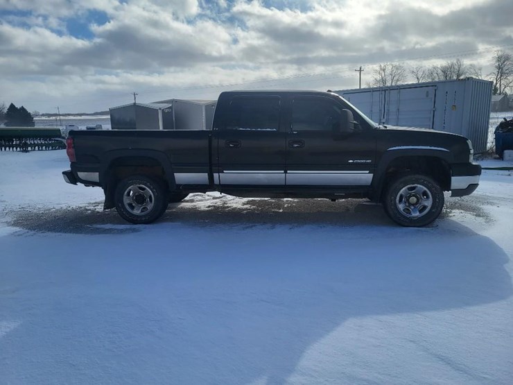 2004-chevrolet-2500hd-image-2