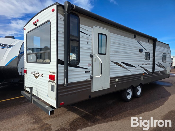 2018-forest-river-wildwood-28rlss-travel-trailer-image-5