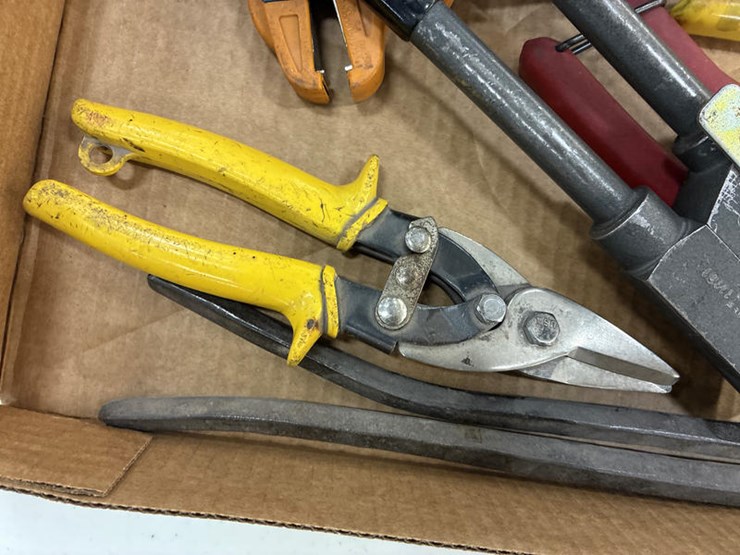 #115328-•-box-of-cutters-image-4