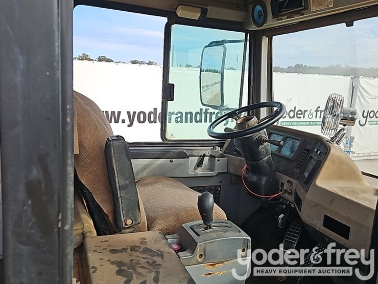 2008-caterpillar-d250e-image-21