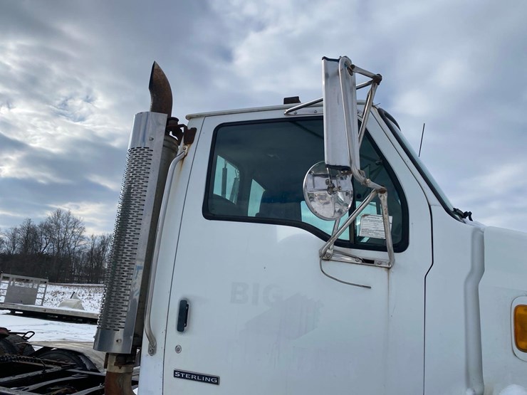 2005-sterling-at-9000-semi-tractor-image-10