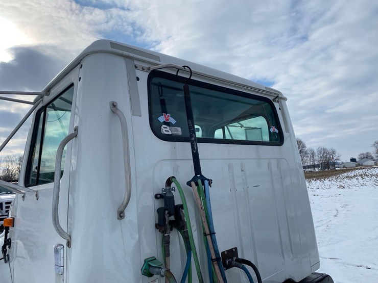 2001-case-ih-4900-image-18