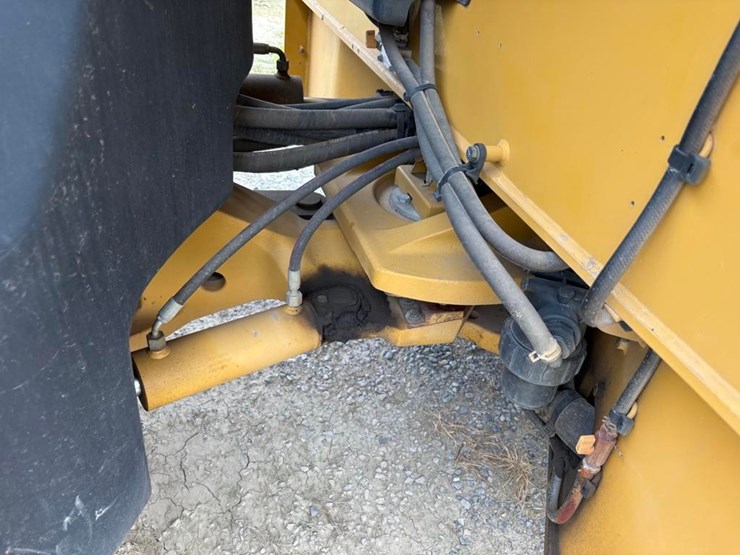 2016-caterpillar-cb64b-image-24