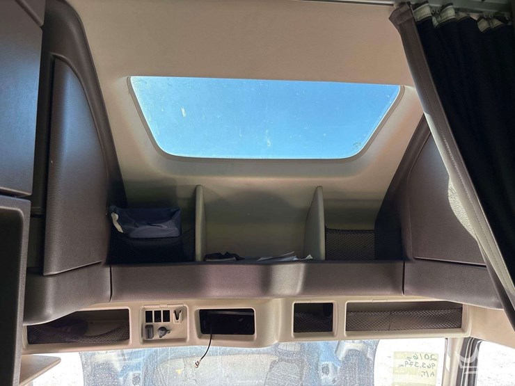 2016-volvo-vnl-t/a-sleeper-cab-truck-tractor-image-40