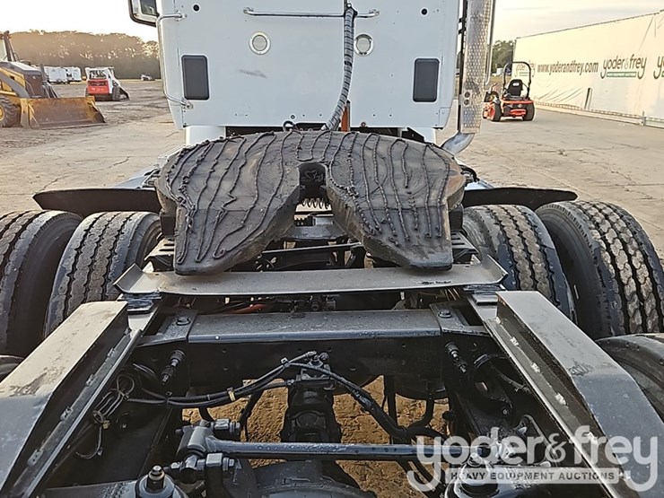 2020-peterbilt-567-image-19