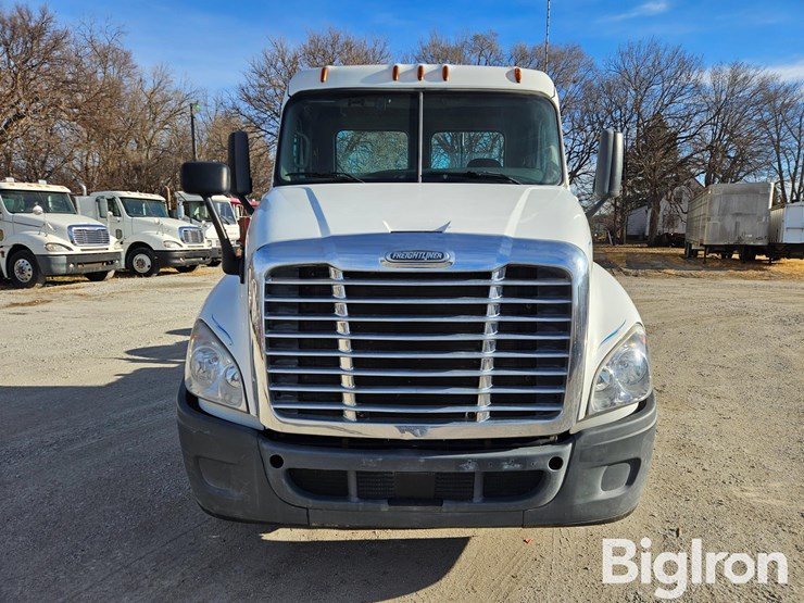 2017-freightliner-cascadia-125-image-2
