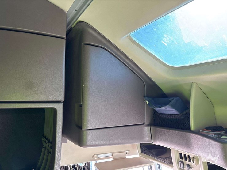 2016-volvo-vnl-t/a-sleeper-cab-truck-tractor-image-34