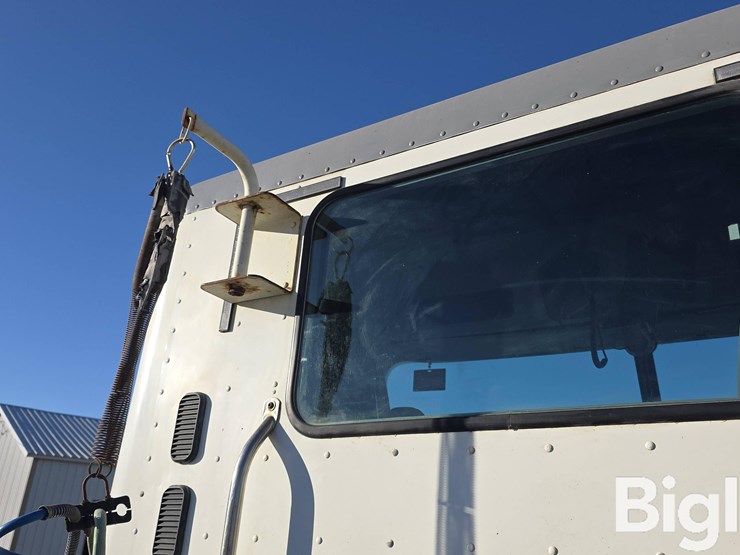 2009-freightliner-columbia-120-image-13