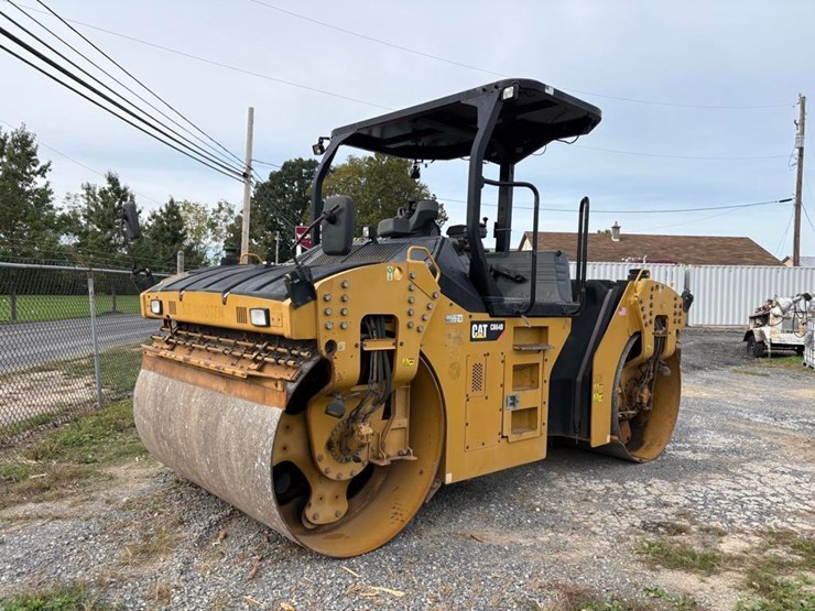 2016-caterpillar-cb64b-image-4