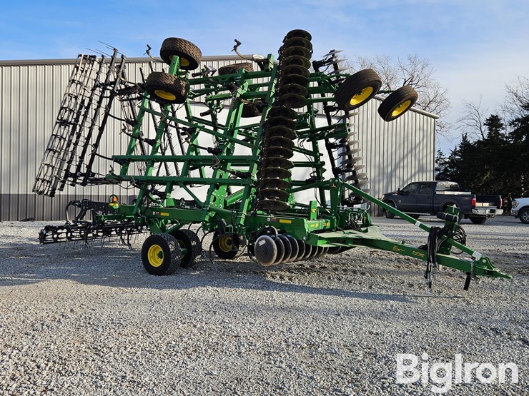 2022-john-deere-2330-image-3