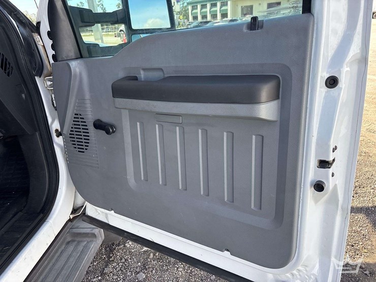 2014-ford-f550-image-43