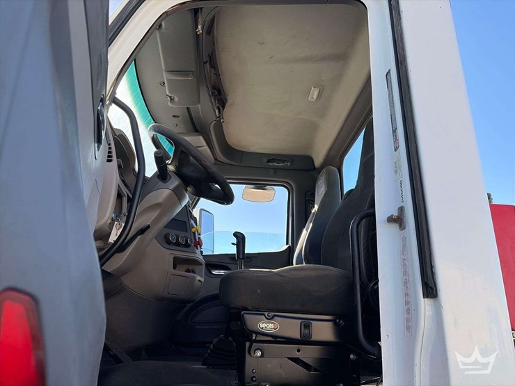 2015-peterbilt-567-image-12