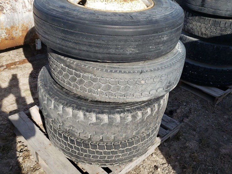 4-odd-shaped-tread-tires,-11r22.5-image-3
