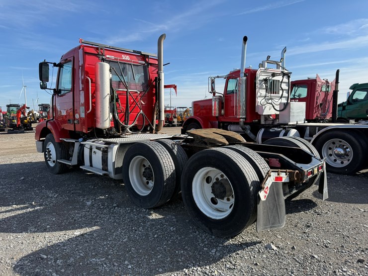 2011-volvo-10-image-6